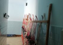 Фотографии спортивного зала и вспомогательных помещений при нем до ремонта