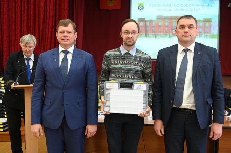 Минералы на ладони: УГГУ дарит учебные коллекции полезных ископаемых школам Свердловской области
